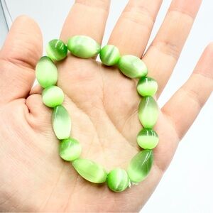 Vintage Light Green Cat’s Eye Lucite Bead Stretch Bracelet